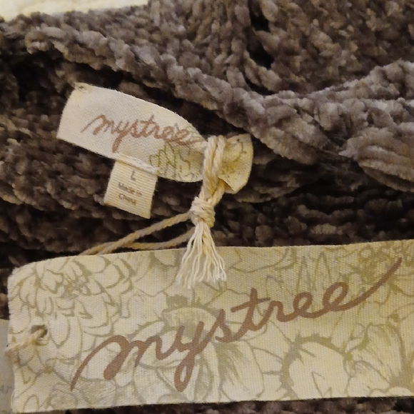 NWT  Diamond Shapes Surrounded By Open See Through Knit, Pockets, Long Sleeves - Picture 8 of 9